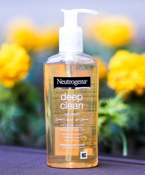 Neutrogena Deep Clean Gel Wash �Oil-Free Daily Facial Cleanser for Oily &amp; Combination Skin (200ml)