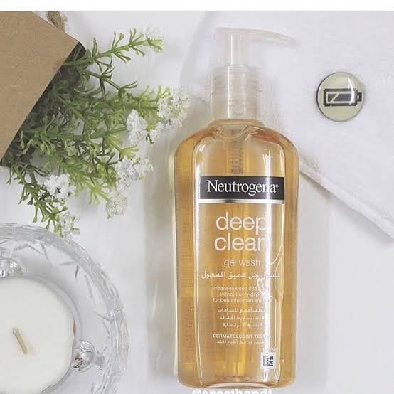 Neutrogena Deep Clean Gel Wash �Oil-Free Daily Facial Cleanser for Oily &amp; Combination Skin (200ml)