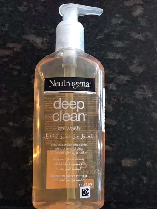 Neutrogena Deep Clean Gel Wash �Oil-Free Daily Facial Cleanser for Oily &amp; Combination Skin (200ml)