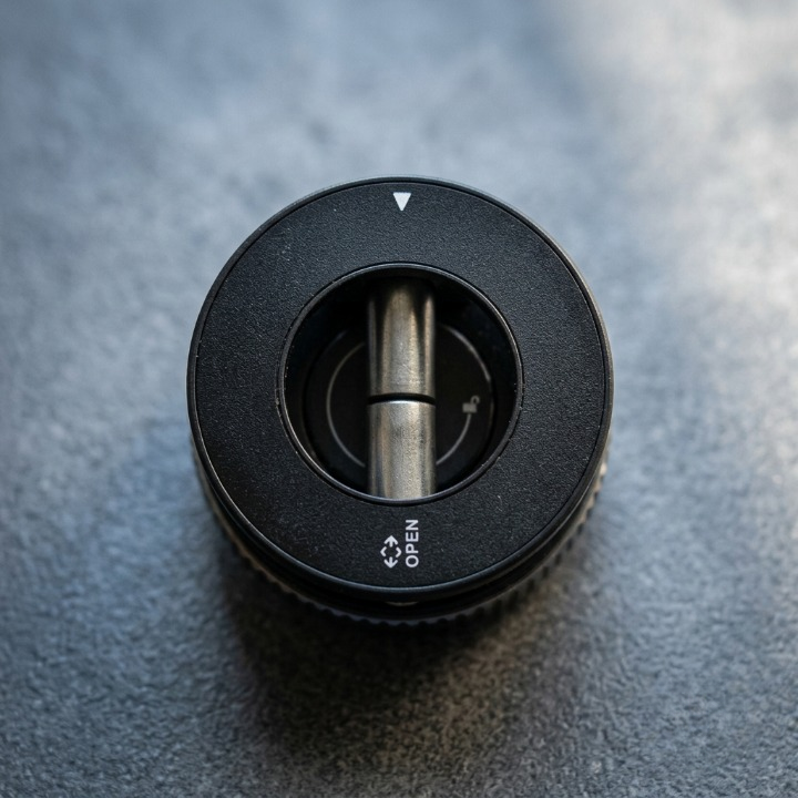 Vacuum Adsorption Magnetic Phone Holder & 360? Rotatable Car Mount Bracket