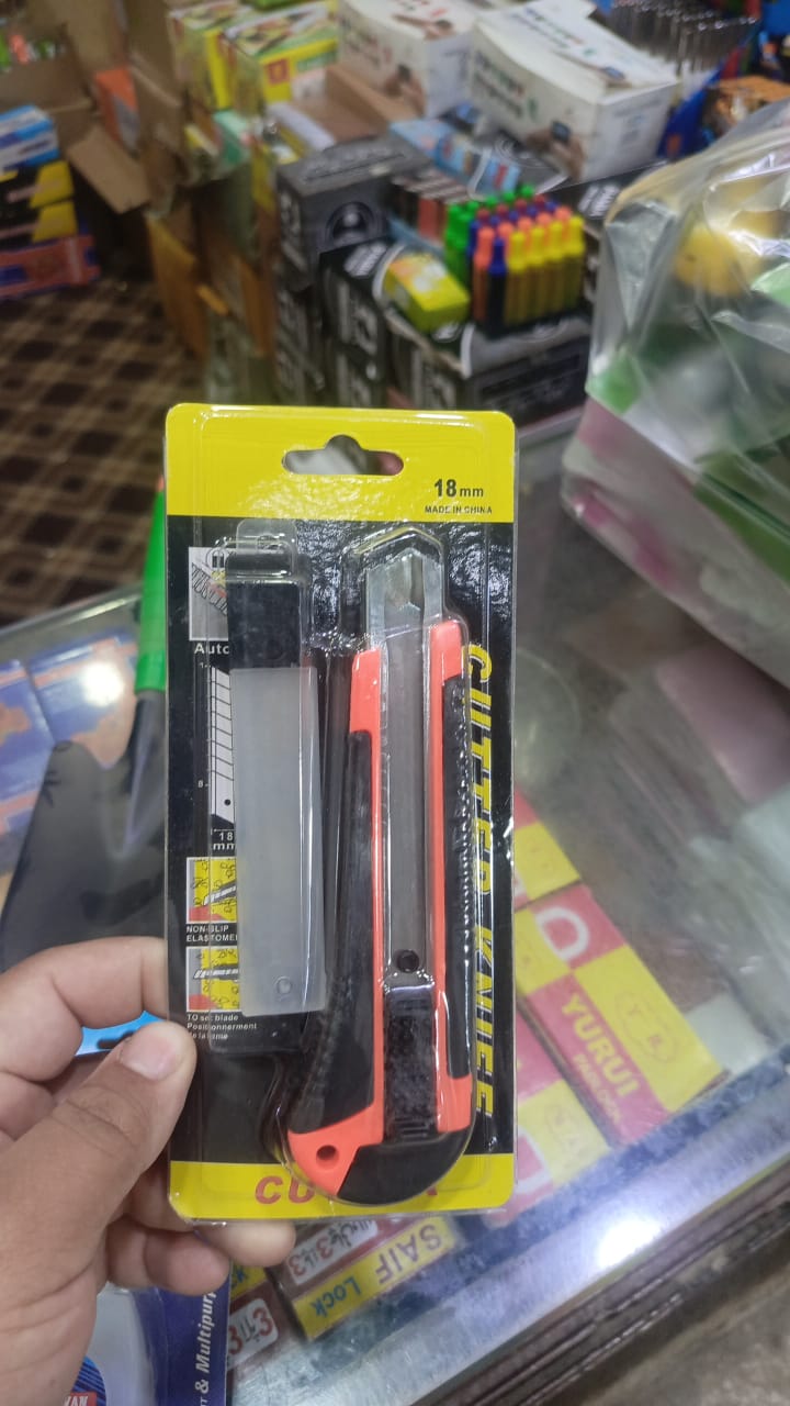 All Purpose Cutter Knife With 5 Extra Blades Paper Plastic And Wood Cutting Tool 18mm Steel Blade Rubber Grip