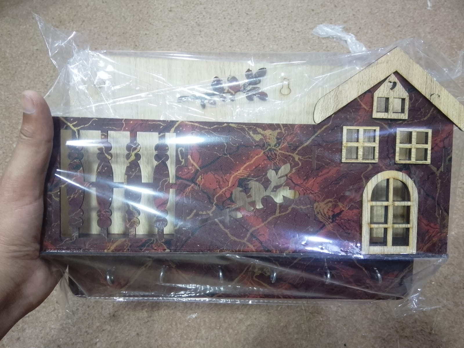 Decorative Wooden House Key Holder �Wall Mounted Key Organizer with 6 Hooks & Marble Finish Design