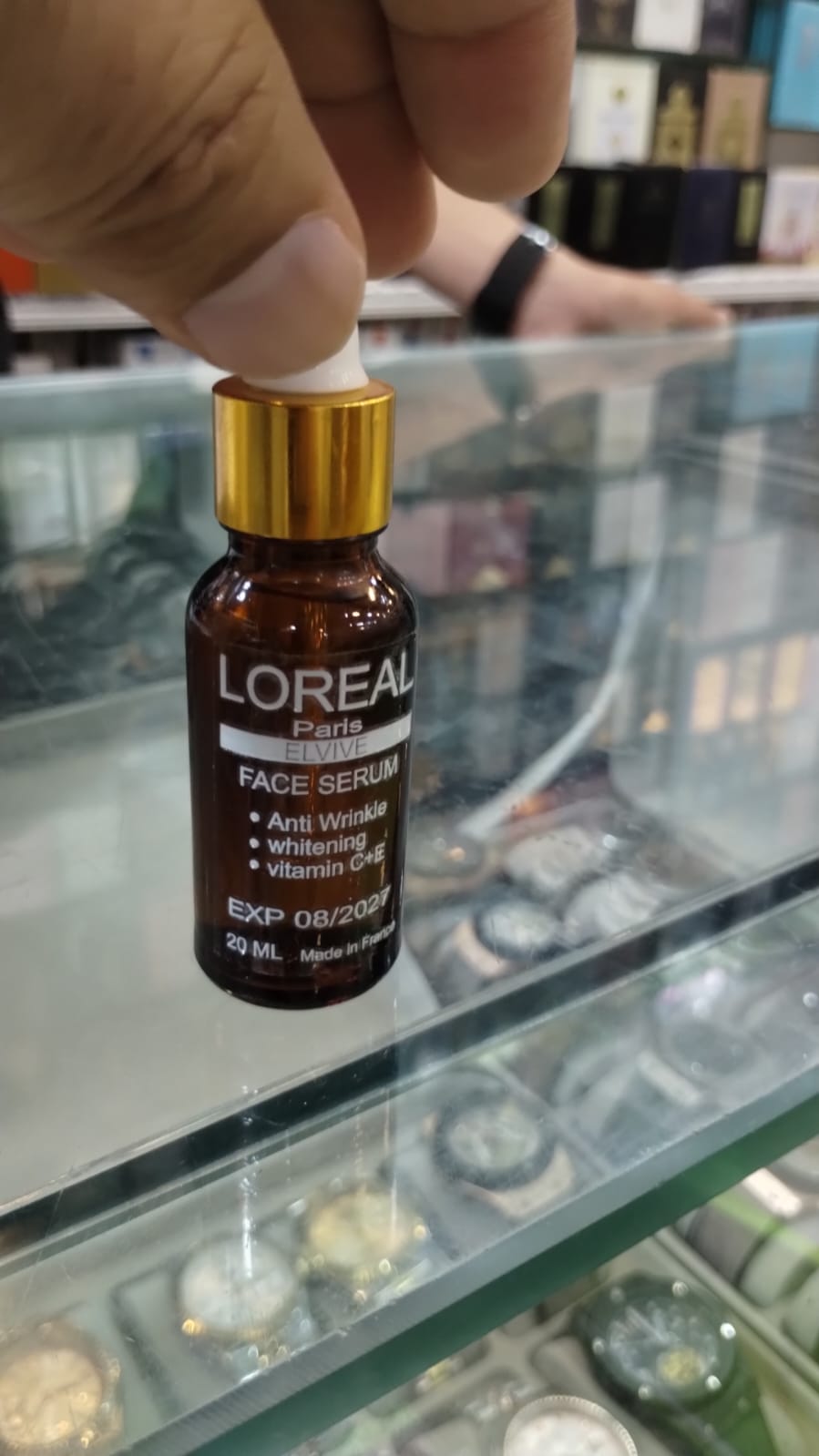 L'Oreal Paris Elvive Anti-Wrinkle & Ultra-Whitening Face Serum �Advanced Vitamin C + E Glow Treatment (20ml)