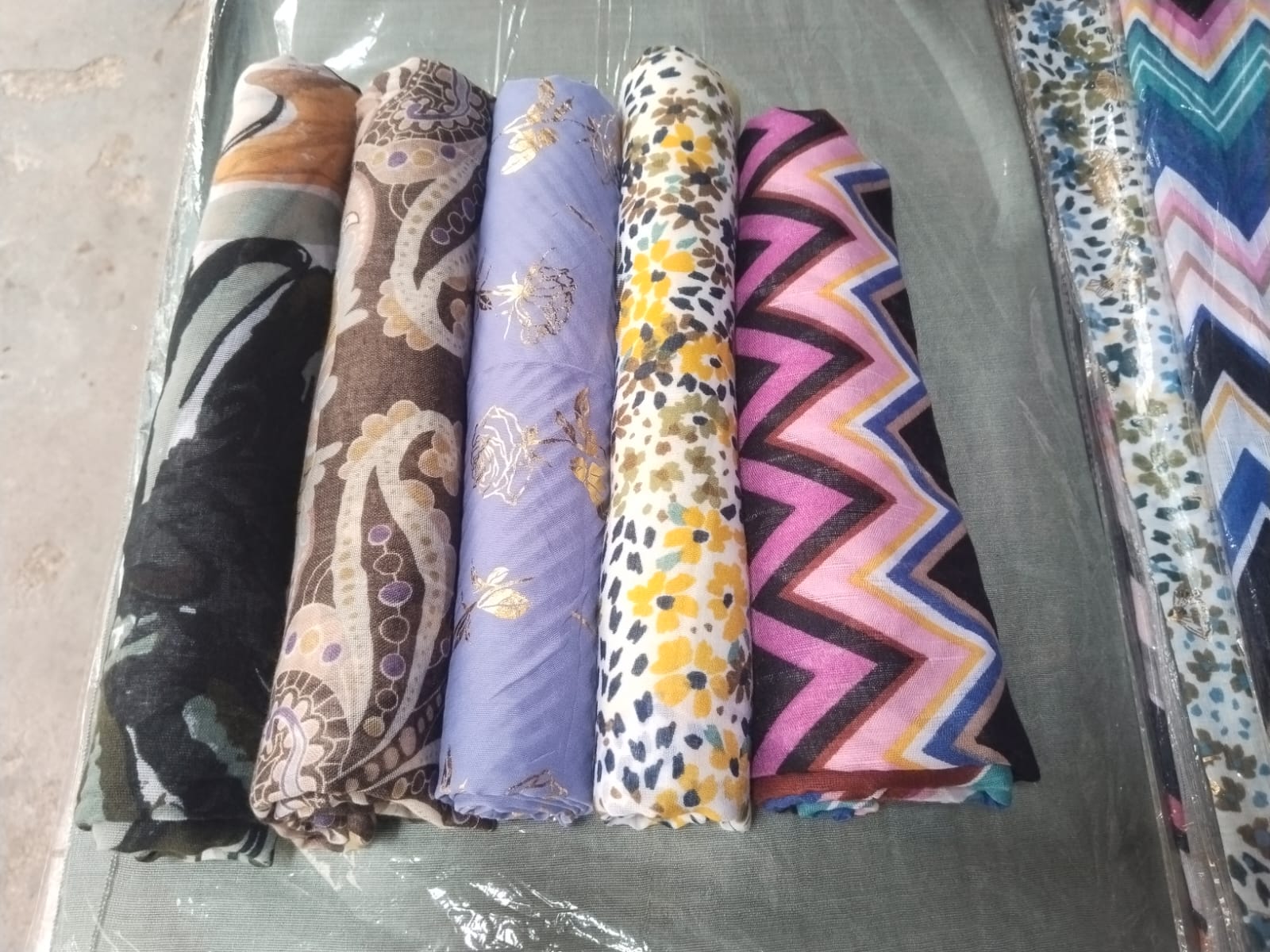 5-Piece Printed Lawn Hijab Bundle with 4-in-1 Multi-Color Inner Cap �Soft Premium Lawn Scarves for Women | Random Color Mix Print