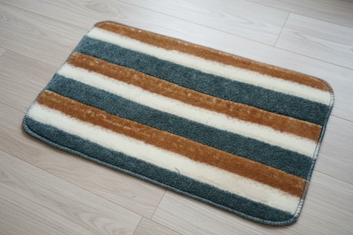 Versatile Absorbent Mat �25"x16" Ultra-Soft Microfiber Quick-Dry Mat with Non-Slip Backing for Bathroom, Kitchen, and Living Spaces ( Random Design)