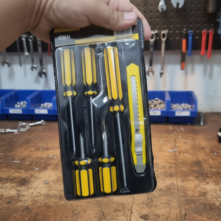 Set of 5 Screwdrivers &amp; 1 Cutter �High Quality Hand Tool Kit with 2 Straight, 3 Cross Screwdrivers &amp; Sharp Cutter for Household and DIY Use