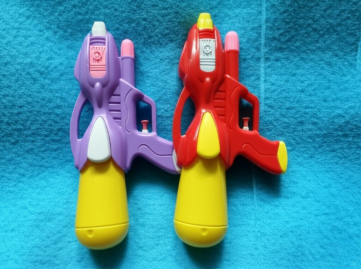 Large-Size Kids�Water Gun �Best For Kids - Pressure Blaster, Safe &amp; Thrilling Outdoor Fun (Random Color)
