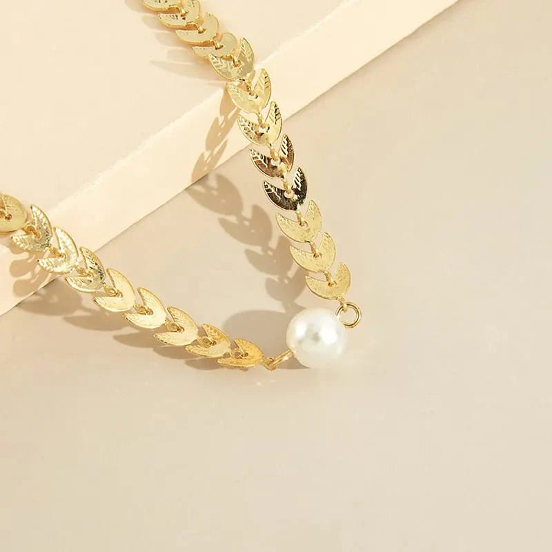Pearl & Leaf Korean Beautiful Pendant Necklace �Elegant Golden Alloy Necklace