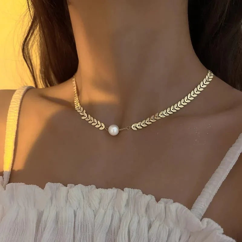 Pearl & Leaf Korean Beautiful Pendant Necklace �Elegant Golden Alloy Necklace