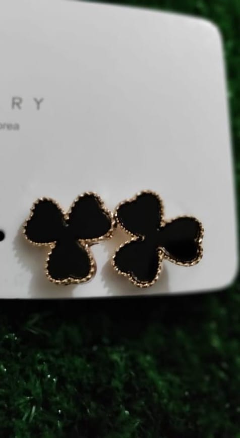 1 Pair Black Mini hearts trending earrings – photo 2