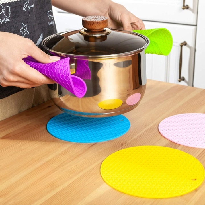 Multifunction Heat Resistant Silicone Mat  Nonslip Pads Pot Holder Table Place mat (random color) - 1pcs