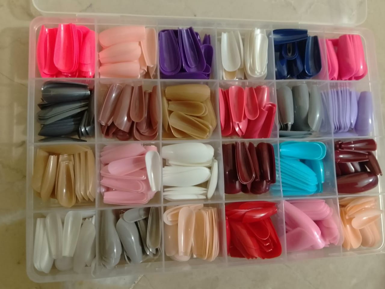 576 pcs nails with box ,Reusable Artificial nails, 24 different colours, beautiful fake nails American Nail for Girls Women Without Glow (Random color)