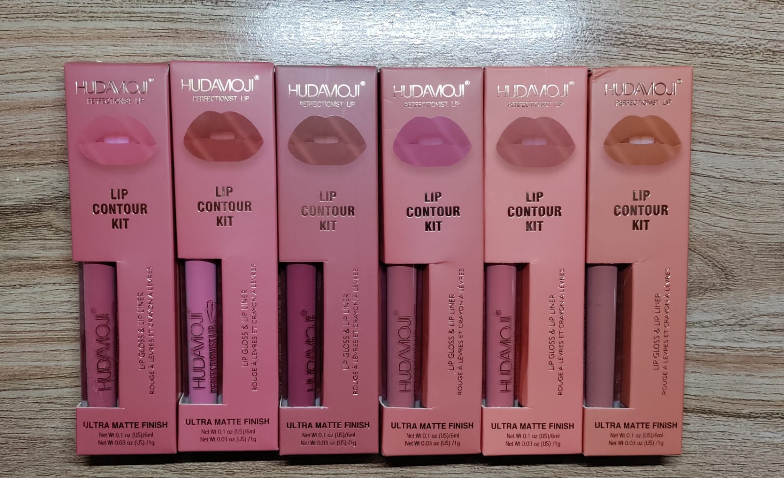 HUDAMOJI Ultra Matte Finish Lip Gloss And Lip Liner Lip Contour Set - Red
