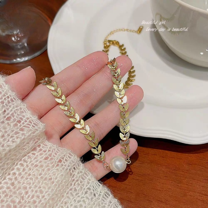 Pearl & Leaf Korean Beautiful Pendant Necklace �Elegant Golden Alloy Necklace