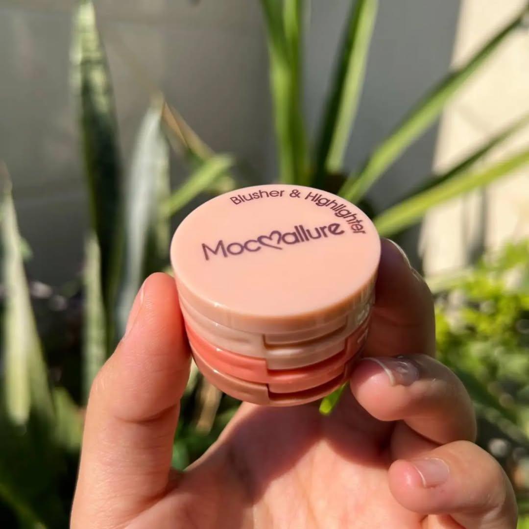 Mocallure 3 in 1 blusher highlighter kit Package Includes: 1 x Blusher Highlighter Kit Product Feature: Glowy, 2 in 1 (Random color)