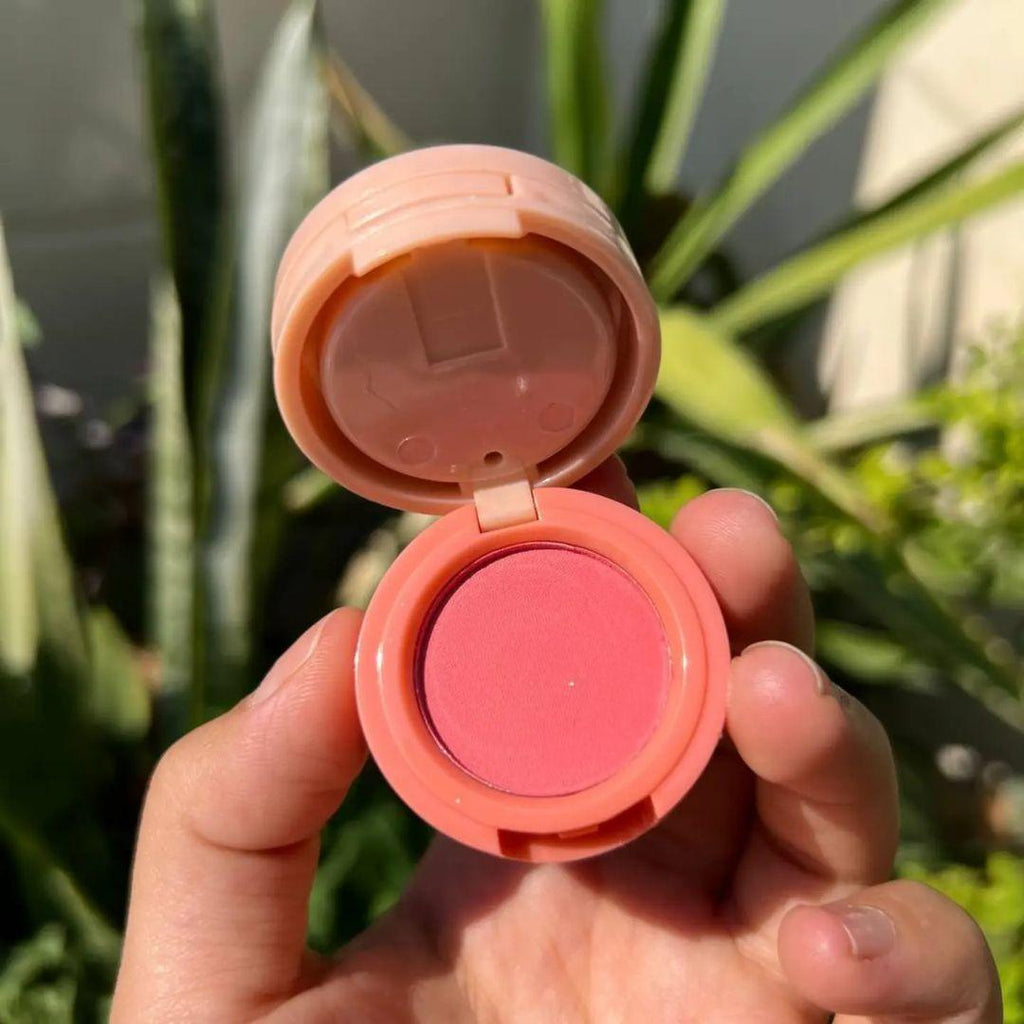 Mocallure 3 in 1 blusher highlighter kit Package Includes: 1 x Blusher Highlighter Kit Product Feature: Glowy, 2 in 1 (Random color)