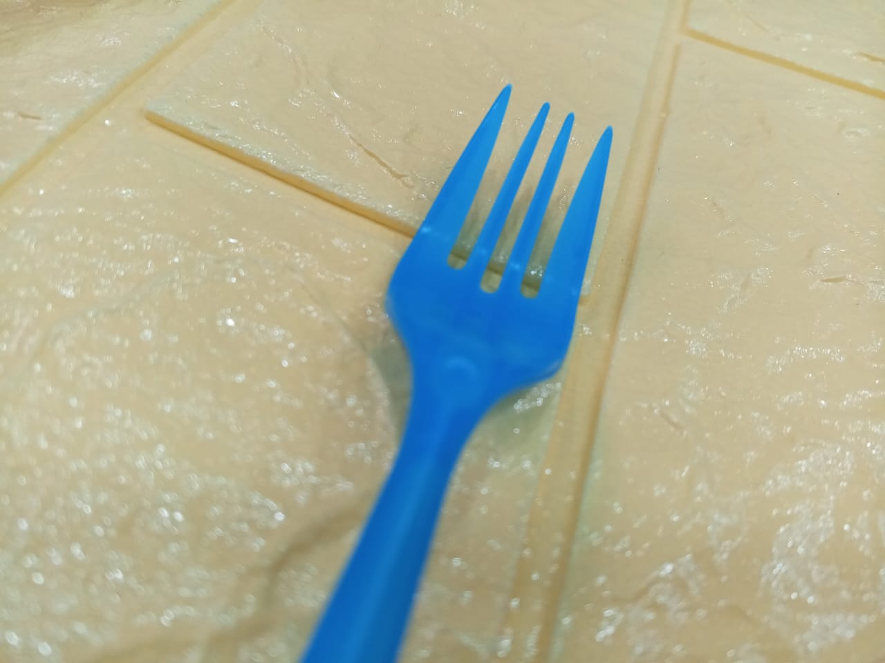 24pcs Imported Disposable Plastic Fork Party Cutlery Fork Birthday Party Tableware for Cake Dessert (Mixed colour)