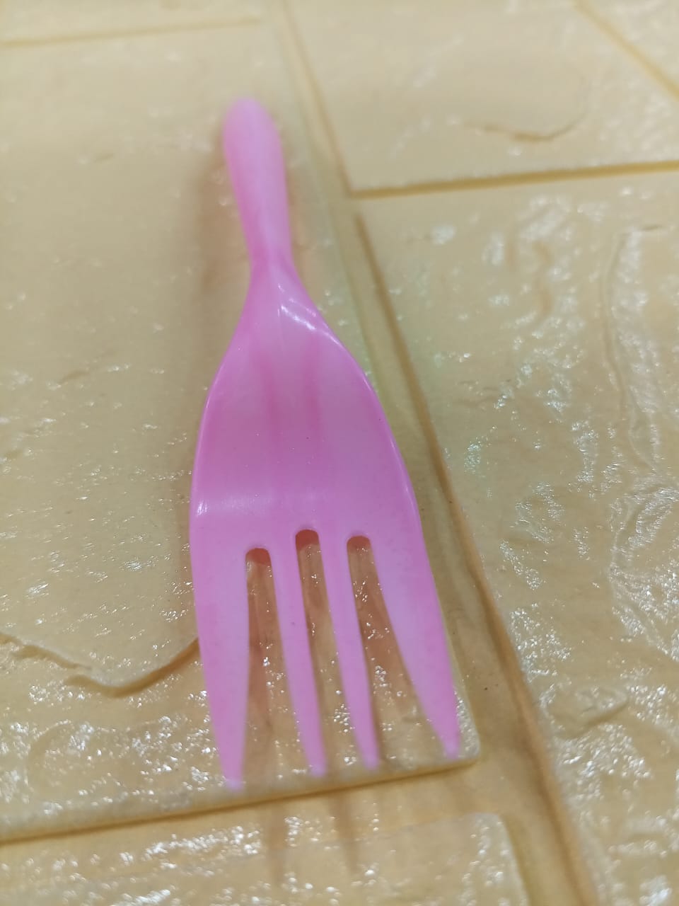 24pcs Imported Disposable Plastic Fork Party Cutlery Fork Birthday Party Tableware for Cake Dessert (Mixed colour)