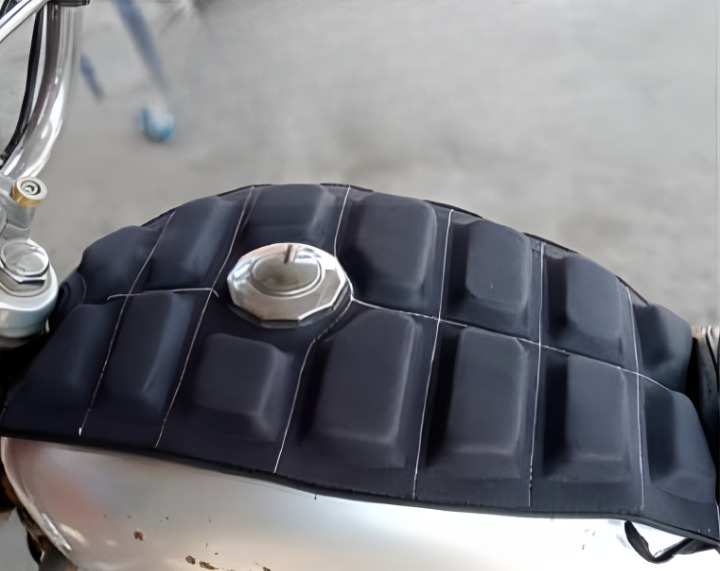 Universal Waterproof Motorcycle Fuel Tank Cushion �Premium Relaxer Tanki Pad &amp; Protective Cover for All Bikes | Anti-Slip, Shock-Absorbing, Weather-Resistant Pad for Comfortable Riding on Any Terrain