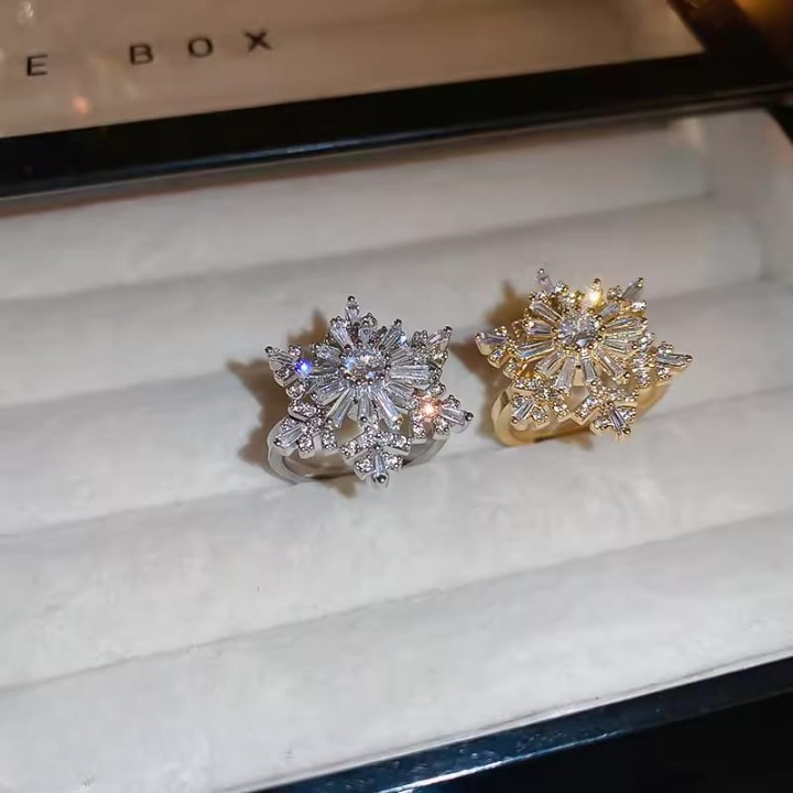 Sparkling Flower Rotating Ring �Adjustable Elegant Spinning Ring for Women &amp; Girls, Fashion Jewelry (QUJ-109 ) - Silver