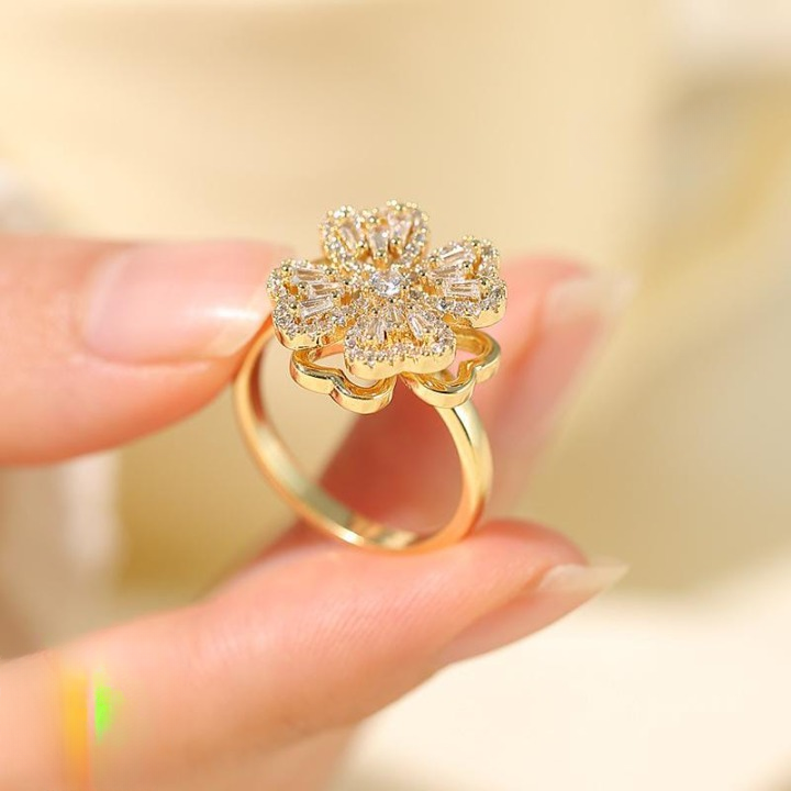 Clover Zircon Rotating Ring �Elegant Adjustable Spinner Ring for Women &amp; Girls, Silver &amp; Golden Finish (QSJ-110)? - Silver