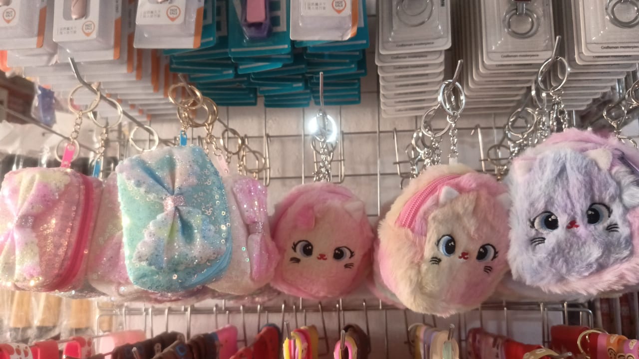 1pc Kawaii Rainbow Color Keyring Coin Purse for Girls �Cute and Portable Storage Accessory- Random Colour