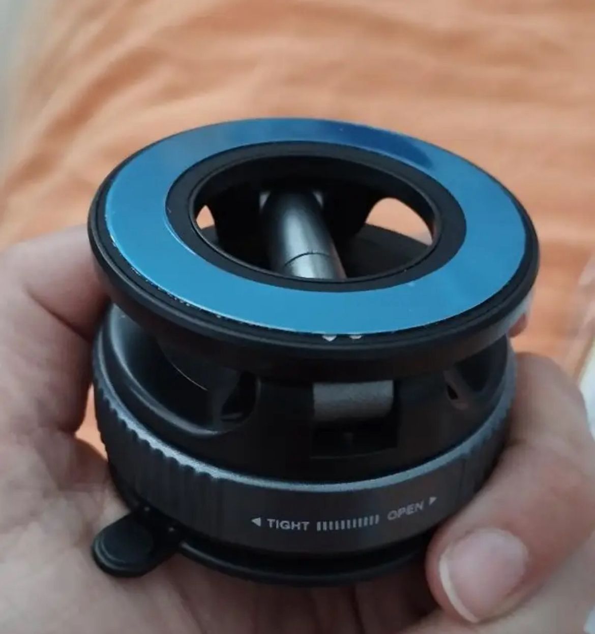 Vacuum Adsorption Magnetic Phone Holder & 360? Rotatable Car Mount Bracket