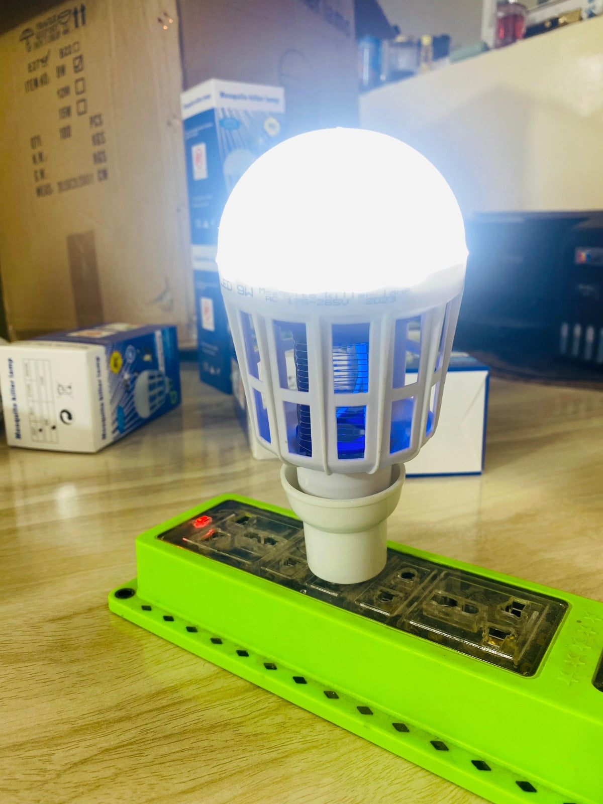 Mosquito Killer Bulb �2-in-1 UV Mosquito Killer & Energy-Saving LED Light