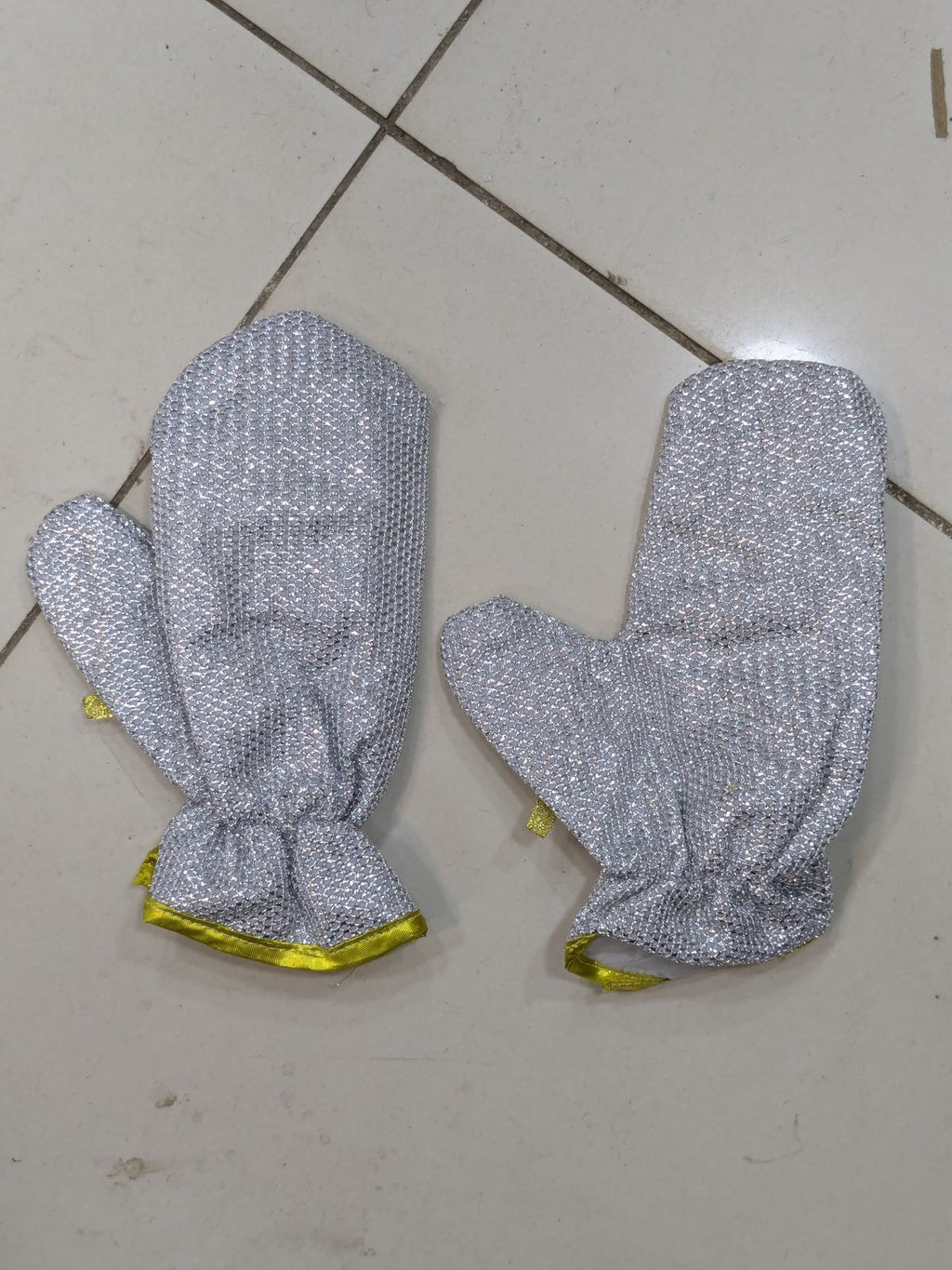 Title: Heavy-Duty Silver Heat-Resistant Oven Mitts �Professional Grade Kitchen Safety (Pair)