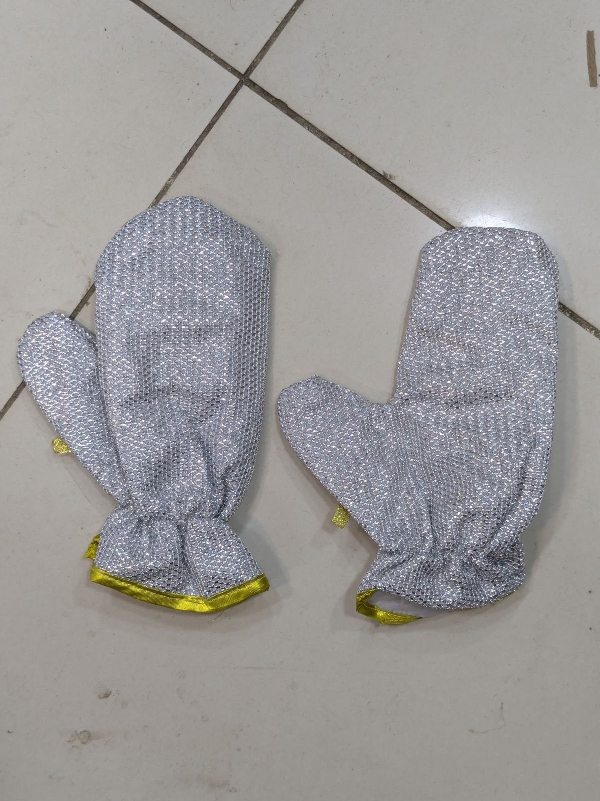 Title: Heavy-Duty Silver Heat-Resistant Oven Mitts �Professional Grade Kitchen Safety (Pair)