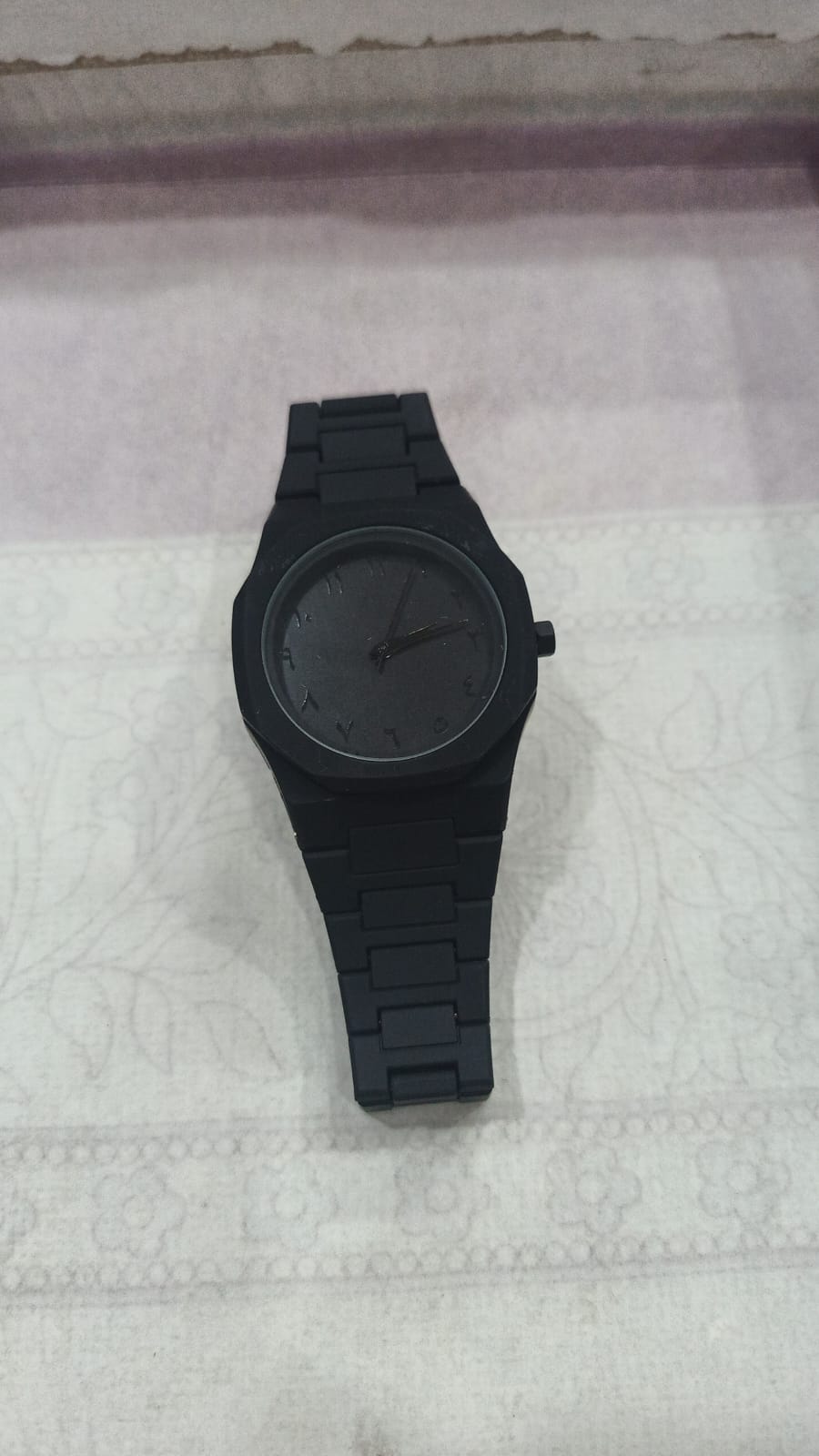 Black Minimalist Analog Wrist Aura Watch With Stainless Steel Strap And Butterfly Lock Non Waterproof